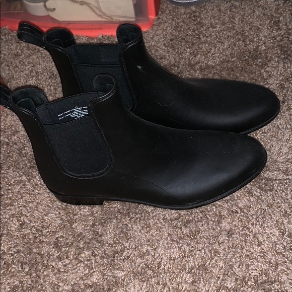Black ankle boots. - Picture 1 of 2